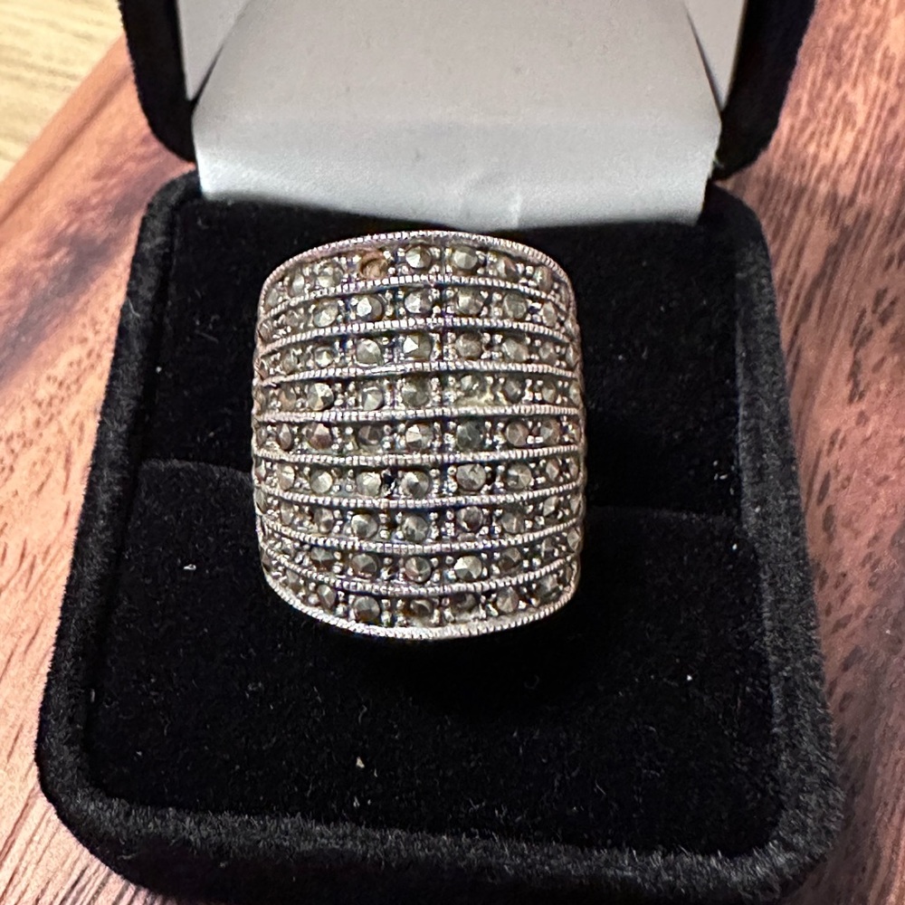 Elegant Silver  marcasite Women's Ring